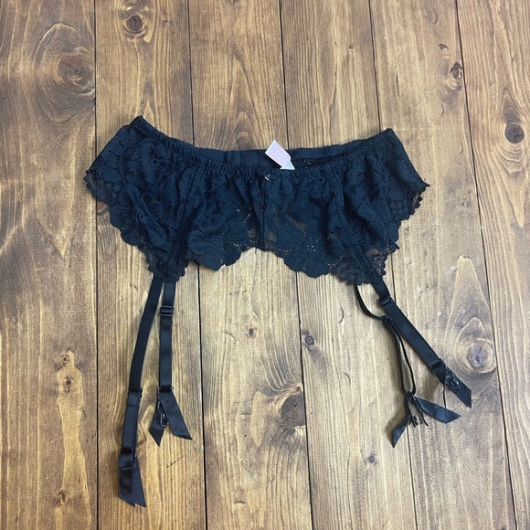 Victoria's Secret Other - Vintage Victoria’s Secret Y2K lace garter belt size Medium